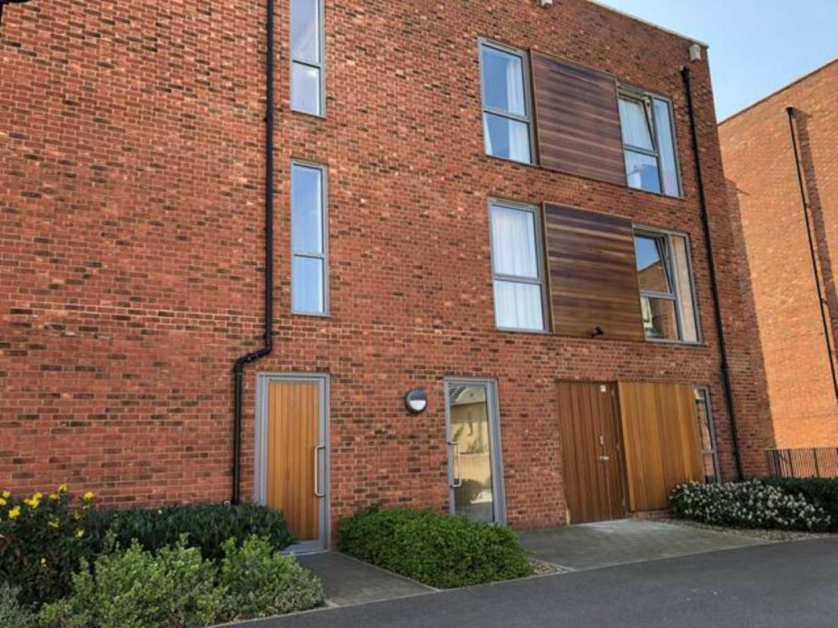 Contemporary Trumpington Apartment With Self Check-In ,Free On-Site Parking, Terrace, Super Fast Wifi & 5 Mins Drive To Papworth & Addenbrookes Hospitals CBG Exterior foto