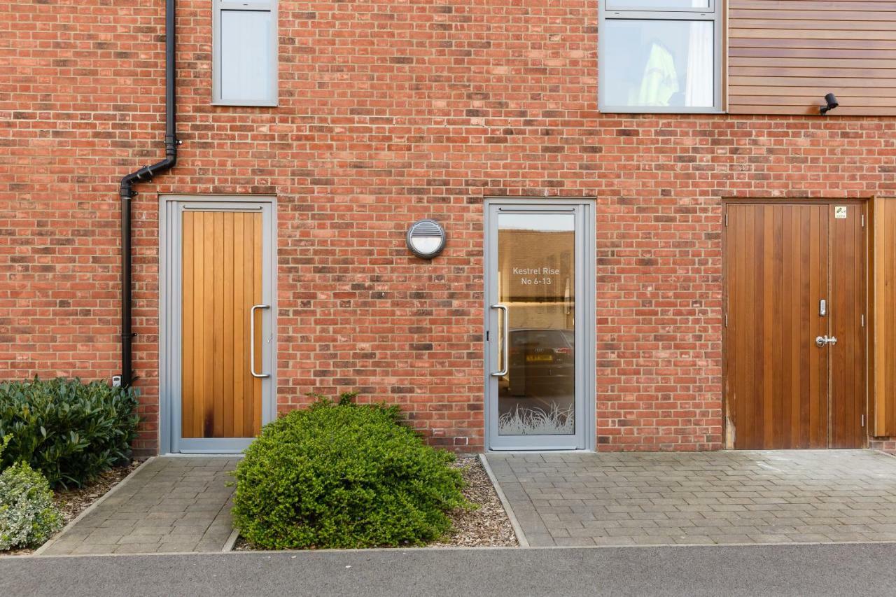 Contemporary Trumpington Apartment With Self Check-In ,Free On-Site Parking, Terrace, Super Fast Wifi & 5 Mins Drive To Papworth & Addenbrookes Hospitals CBG Exterior foto