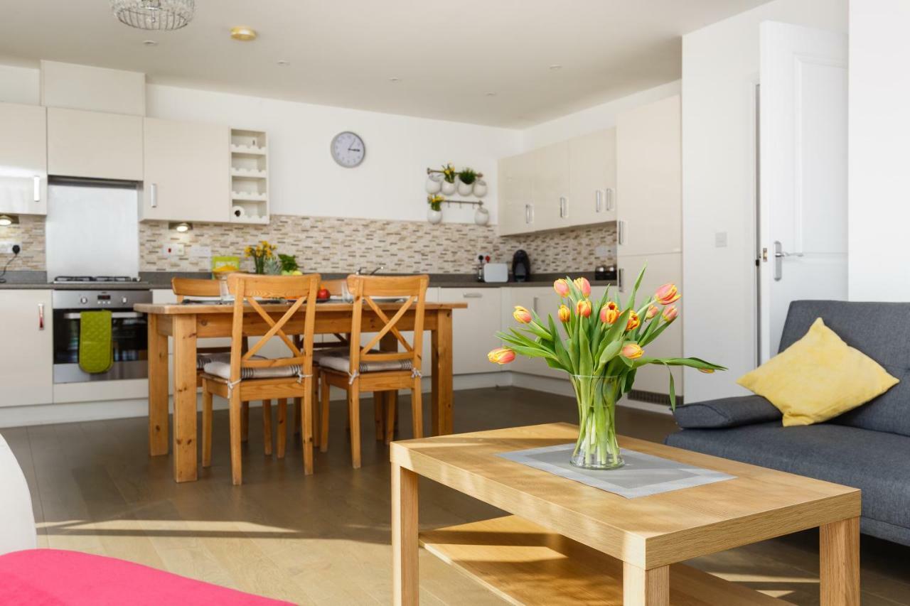 Contemporary Trumpington Apartment With Self Check-In ,Free On-Site Parking, Terrace, Super Fast Wifi & 5 Mins Drive To Papworth & Addenbrookes Hospitals CBG Exterior foto