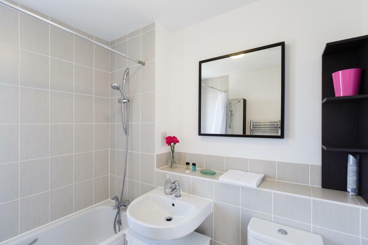 Contemporary Trumpington Apartment With Self Check-In ,Free On-Site Parking, Terrace, Super Fast Wifi & 5 Mins Drive To Papworth & Addenbrookes Hospitals CBG Exterior foto