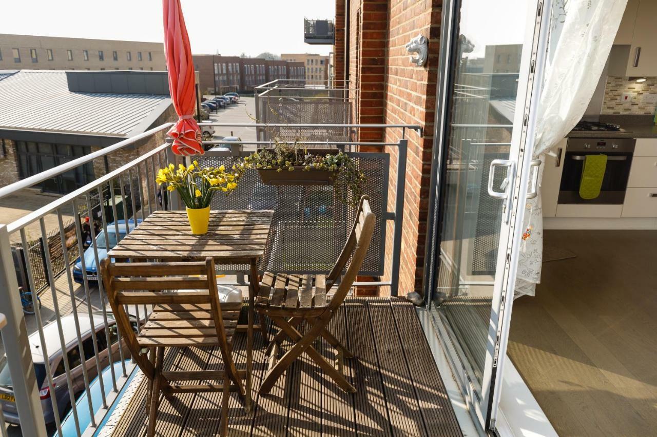 Contemporary Trumpington Apartment With Self Check-In ,Free On-Site Parking, Terrace, Super Fast Wifi & 5 Mins Drive To Papworth & Addenbrookes Hospitals CBG Exterior foto